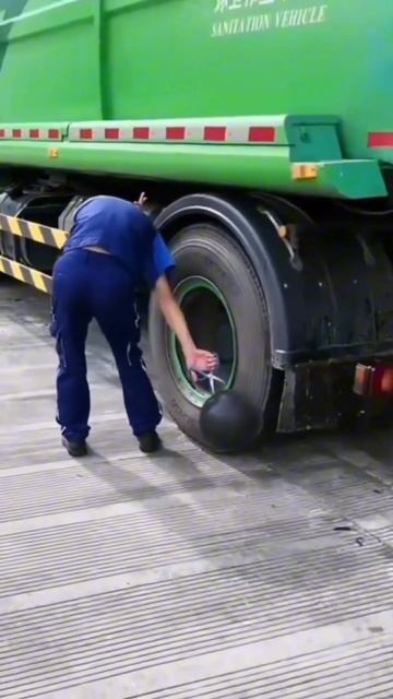 Бу - испугался? Не бойся! Я друг!