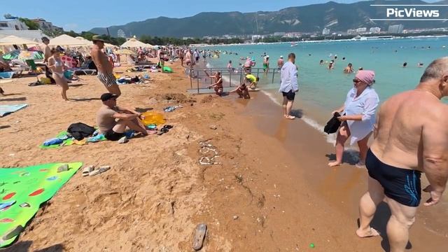 Геленджик пляж Дельфин сегодня 31 июля 2025. Какая погода в Геленджике сейчас. Море и обстановка смотреть онлайн