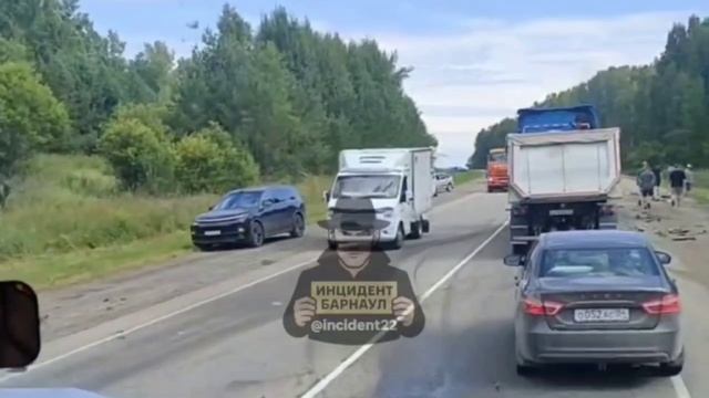 Автомобиль улетел в кювет при столкновении на Чуйском тракте смотреть онлайн