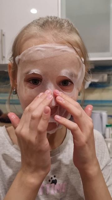 Доча первый раз делает маску 😁