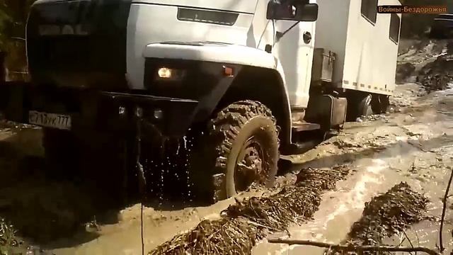 Шишига-Газ 66 и Урал по Бездорожью в лесу. смотреть онлайн