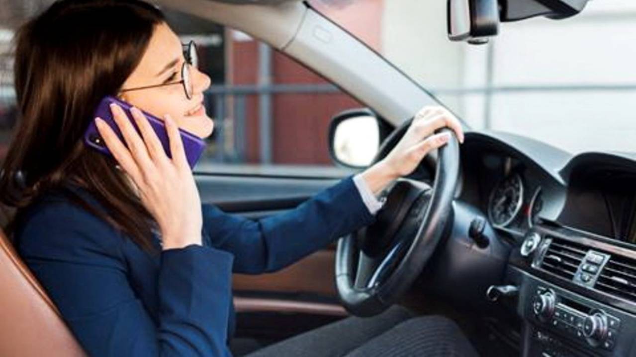 800 югорчан получили штрафы за использование телефона за рулём