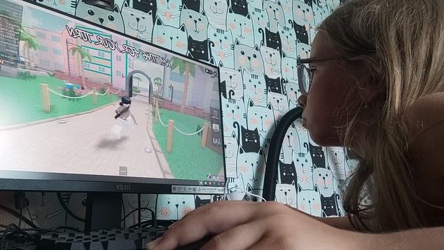 ИГРАЮ В ММ2, ну пока что я буду просто играть, потому что у меня подписчиков нету, ДЕЛАЙТЕ ГРОМЧЕ