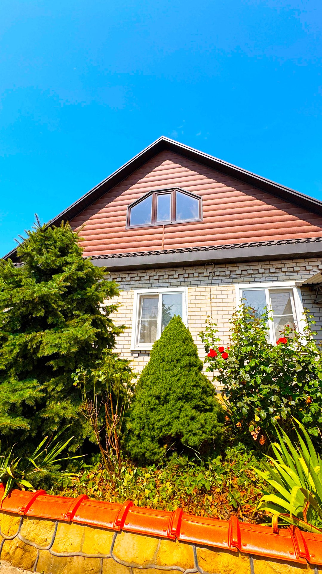 Два дома на одном участке с ухоженным плодоносящим садом, с баней, бассейном и гаражом смотреть онлайн