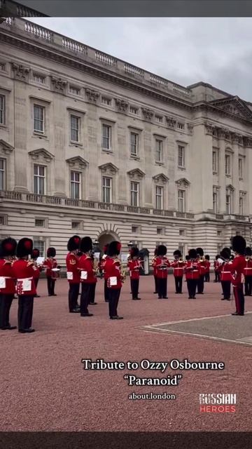 Королевский музыкальный оркестр исполнил песню «Paranoid» возле Букингемского дворца, как дань памят
