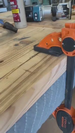 Изготовление прочной двери из переработанного дерева