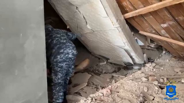 Полицейские работали на месте обрушения дома смотреть онлайн