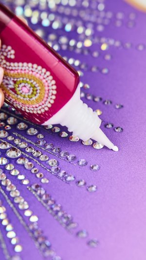 видеоинструкция, чтобы узнать, как правильно использовать клей для страз.