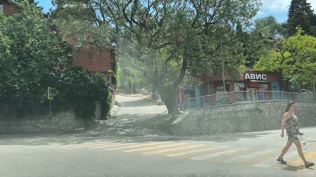 Ялта. Маршака, Ломоносова, Красноармейская, Сосновая улицами. 19.07.2025. Крым. Crimea. Yalta. смотреть онлайн