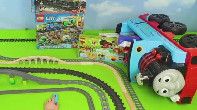 Поезд прибыл! Как паровоз и вагоны едут по городу 🚂