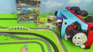 Поезд прибыл! Как паровоз и вагоны едут по городу 🚂