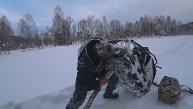 НЕ ДОБРАЛИСЬ В ТАЙГУ НА СОБАКЕ СГОРЕЛ РЕМЕНЬ ПОРВАЛО КАПОТ КАЙФУЮ ОДИН В КРОШЕЧНОЙ ИЗБЕ смотреть онлайн