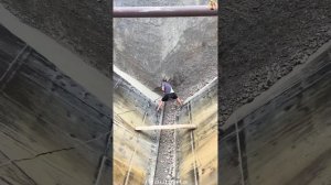 Строительство, разгрузка баржи со щебнем