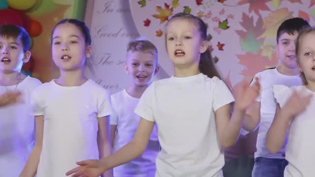 👭 Песня «Верный друг»: Душевное выступление начальной школы | Детская музыка ❤️ смотреть онлайн