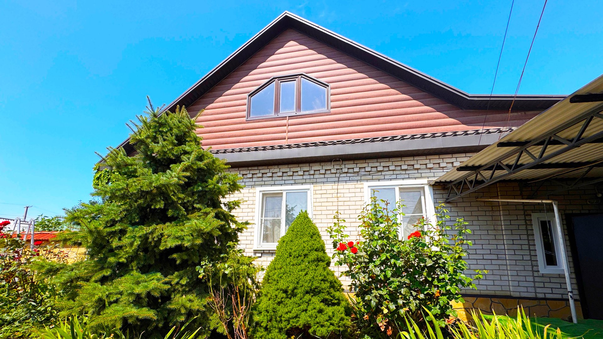 Два дома на одном участке с ухоженным плодоносящим садом, с баней, бассейном и гаражом смотреть онлайн