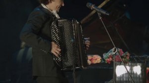 "Я милого узнаю по походке"
Ансамбль "Бархатный сезон"