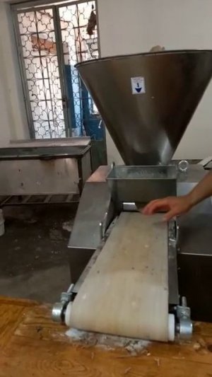 Тестоделитель вакуумный BELOVEN  ATK в работе