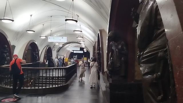 "Площадь Революции" (станция Московского метрополитена) смотреть онлайн