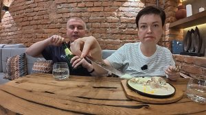 Мукбанг я в ШОКЕ, наш вечем в Питере ИСПОРЧЕН! МУХИ, кости СУХОЙ салат в ресторане Чито Гврито Питер