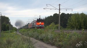 Тепловоз 2ТЭ10М-3576 с ремонтным поездом и чернющими "медведями".