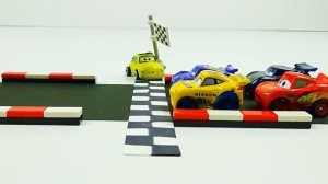 МУЛЬТ ТАЧКИ МОЛНИЯ МАККУИН КРУТЫЕ ЛЕТАЮЩИЕ МАШИНКИ РАЗВИВАЮЩИЕ МУЛЬТИКИ ДЛЯ МАЛЬЧИКОВ