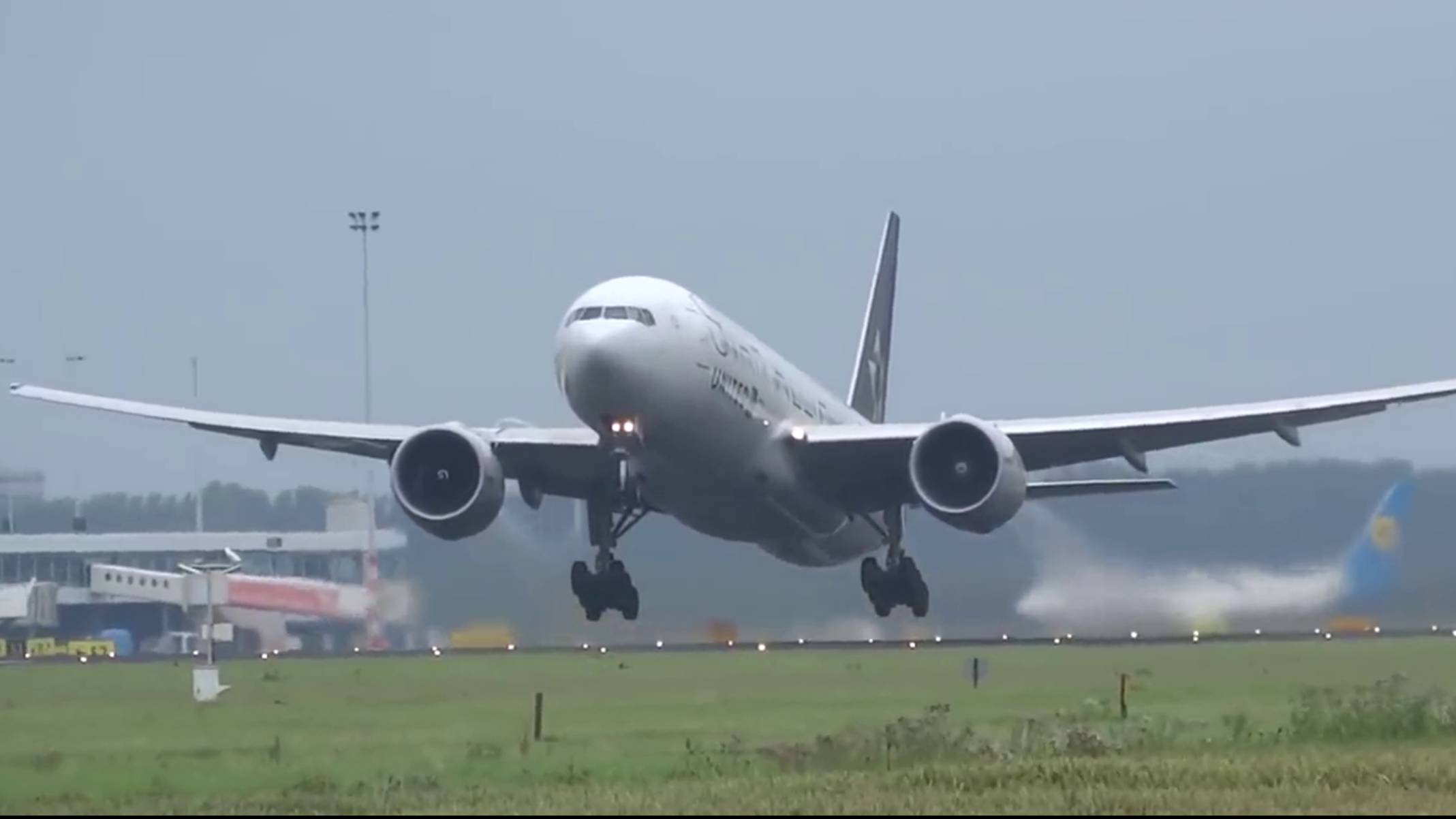 Самолет | Взлет и посадка мощных огромных самолетов смотреть онлайн