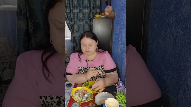 Мукбанг ☕️ Котлета с картофелем по-деревенски и салат из свежих овощей Рубрика Готовим вместе смотреть онлайн