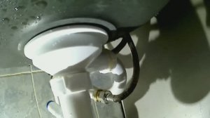 Чтобы не было потопа, меняем подводку смесителя.