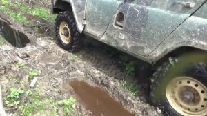 УАЗ 469 и УАЗ Патриот на военных мостах на бездорожье.