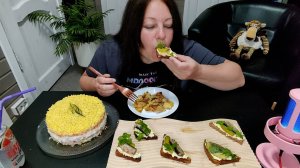 Мукбанг Салат Мимоза, Бутерброды со шпротами, Жареная картошка