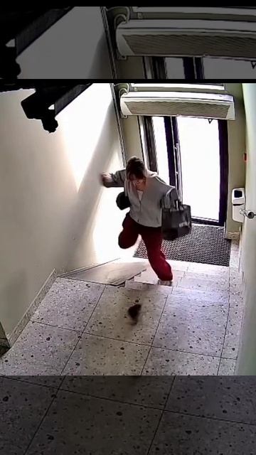 Девушка испугалась крысы в подъезде смотреть онлайн