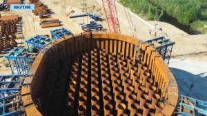 Строители возводят самый большой коффердам для Ленского моста