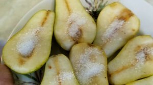Груша запечённая с сахаром в микроволновке