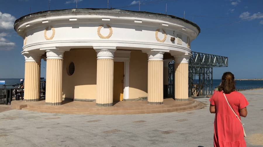 По Крыму пешком. Орджоникидзе и Феодосия. Набережные, парк и улицы. Закат над Карадагом смотреть онлайн