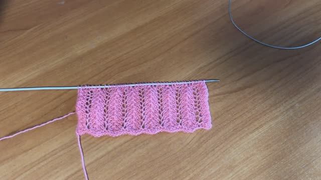 Интересный узор с сеточкой для вас. Вяжем спицами смотреть онлайн