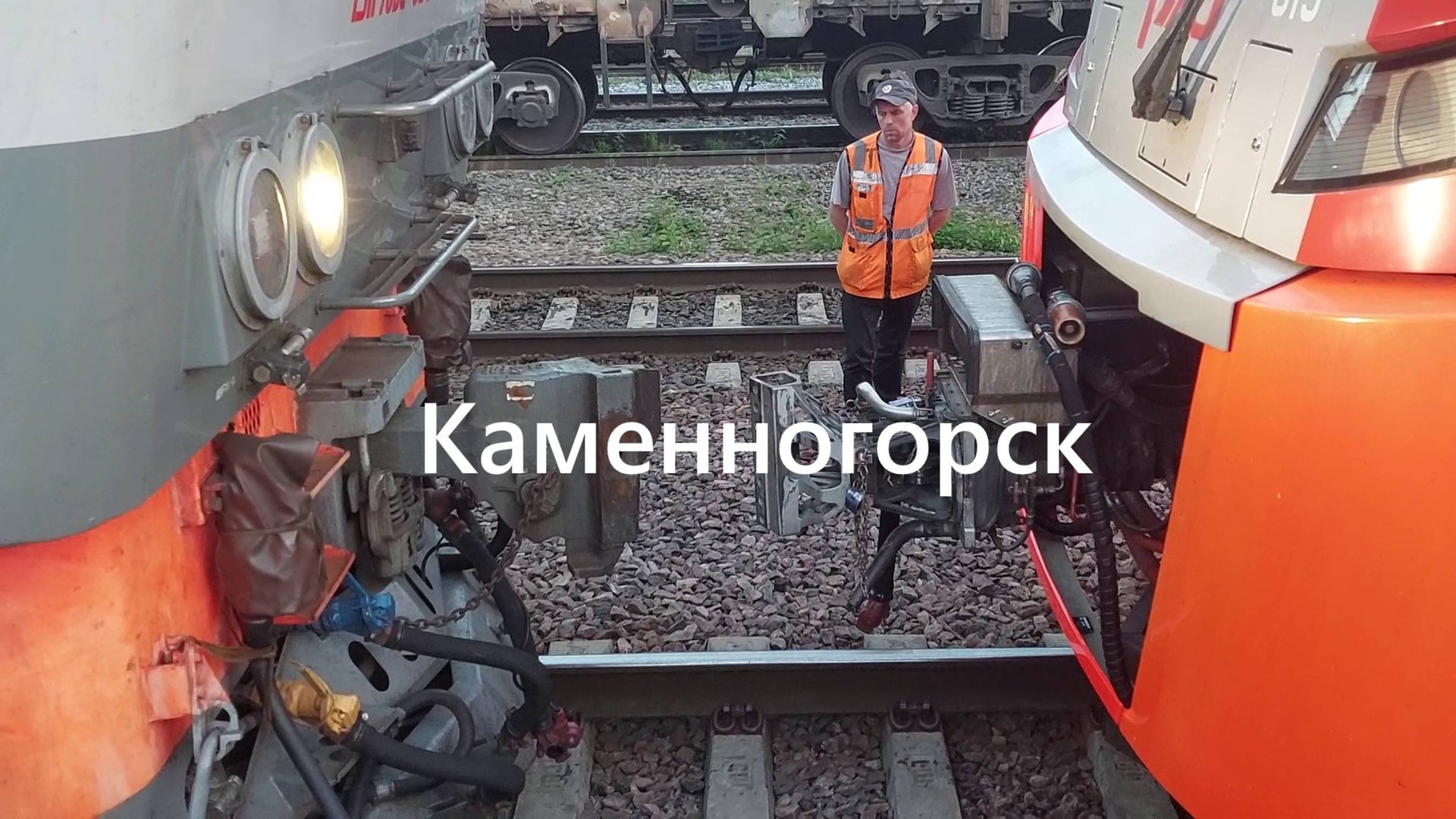 Ласточка и ТЭП 70БС-324: сцепление в действии на железной дороге смотреть онлайн