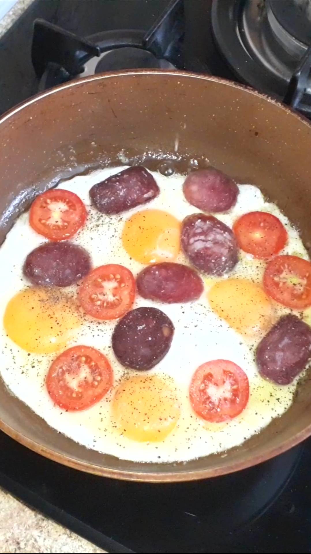 Завтрак яичница с колбасой и помидорами смотреть онлайн