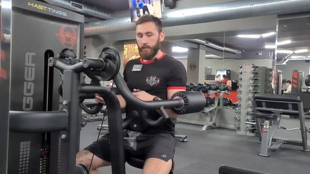 Тренировка на тренажере дельт-машина Hasttings Digger HD034-1. смотреть онлайн