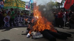 В Бразилии сожгли чучело Трампа в знак протеста против американских пошлин