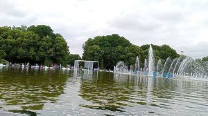 Парк Горького Москва. День Воздушно-десантных войск 95-я годовщина. Партер парка с фонтаном.