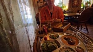 Снова вывезла сестру в индийский рестран Кашмир. Я никогда НЕ...