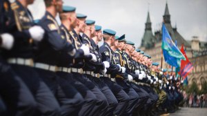 Москва отмечает День ВДВ: десантники выходят на площади почтить павших и поздравить боевых товарищей