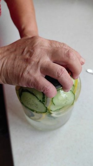 Видео для тех, кто не любит пить. (Вода Сасси).