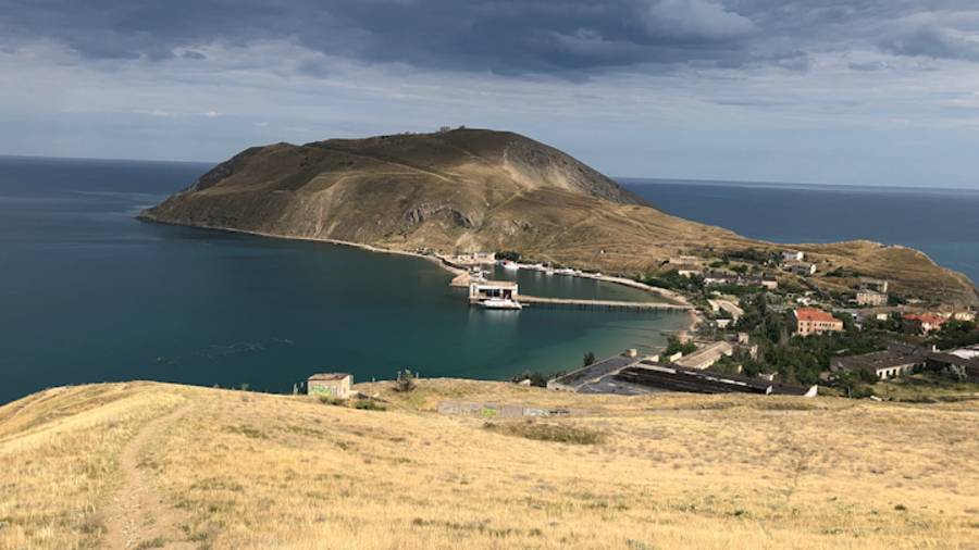 По Крыму пешком по Орджоникидзе. Пляжи и горы. Заброшенный городок Двуякорный-Бубновка смотреть онлайн