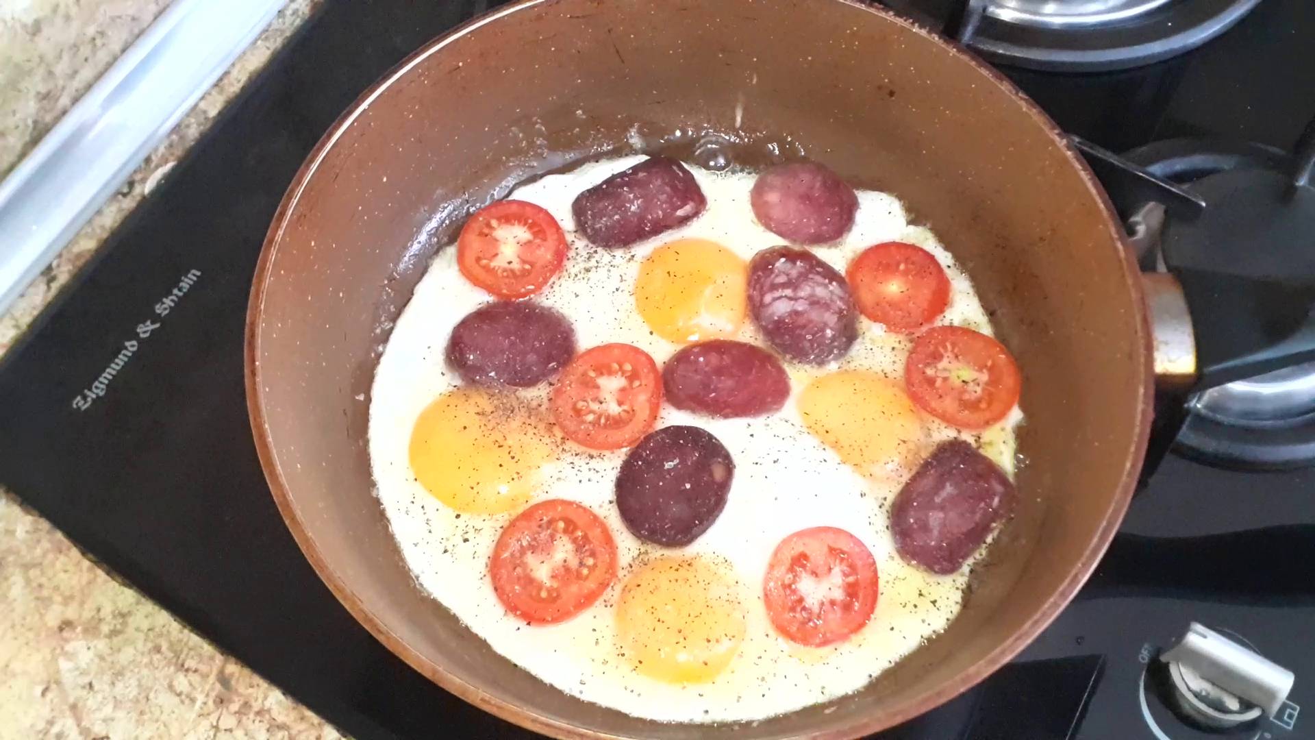 Яичница с помидорами и колбасой на завтрак смотреть онлайн