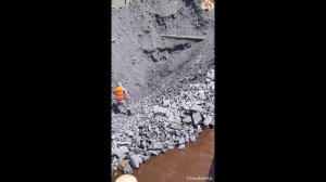 Строительство, разгрузка баржи со щебёнкой