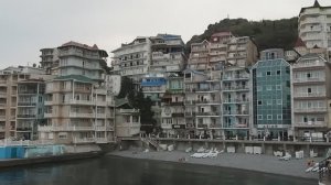 Поселок Утес (Крым) - скала, набережная и лестница к набережной.