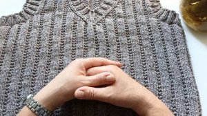 Жилет связала.Огурцы замариновала.