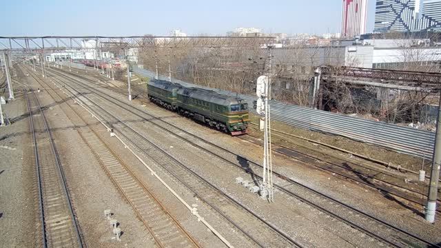 Тепловоз 2М62у-0022 (ТЧЭ-6) выполняет маневровые передвижения по ж/д путям локомотивного депо ТЧЭ-6. смотреть онлайн