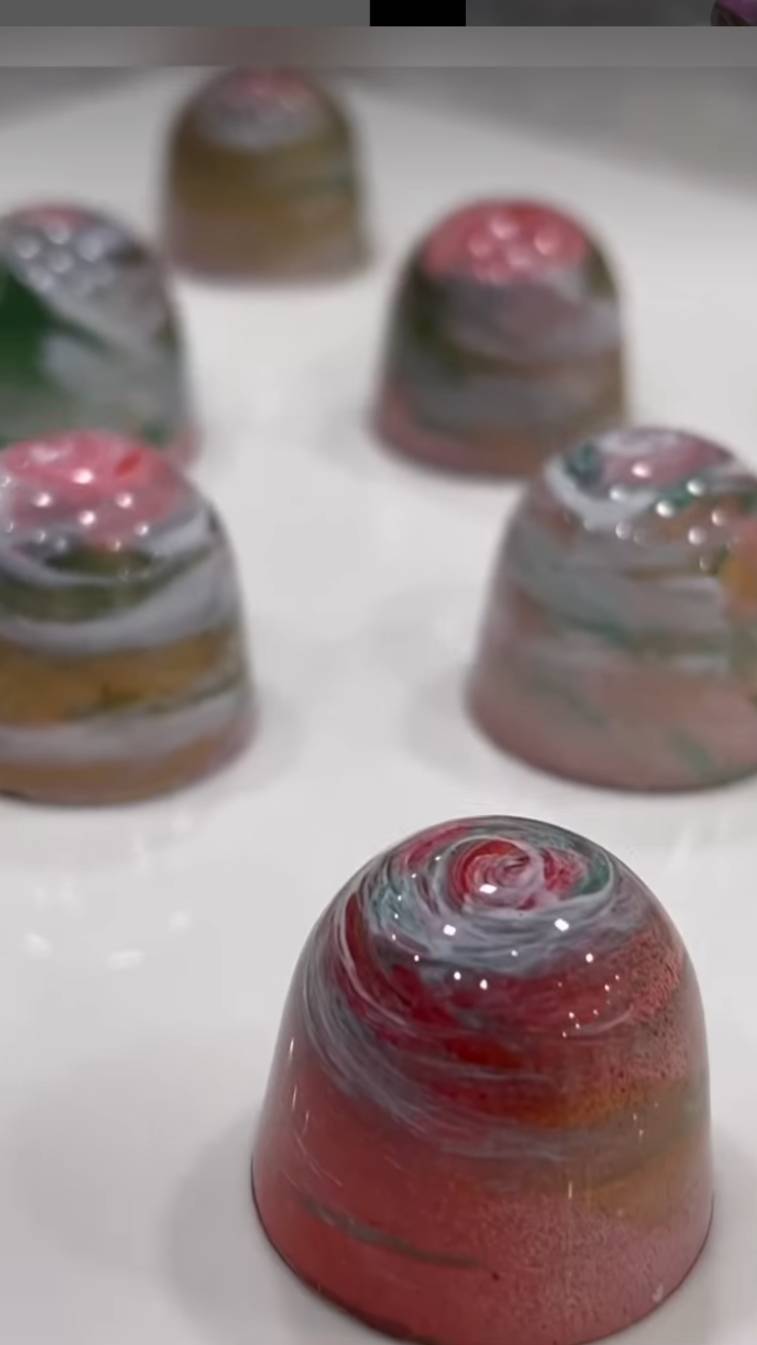 Корпусная конфета «Гуава — Розовое шампанское» смотреть онлайн